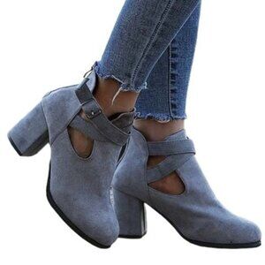 YASIRUN - Gray Side-Cutout Buckle-Accent Ankle Boot